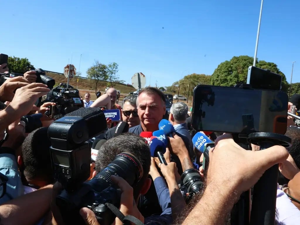 ‘Grande dia’ e ‘toc-toc’: Como a operação contra Bolsonaro repercute nas redes