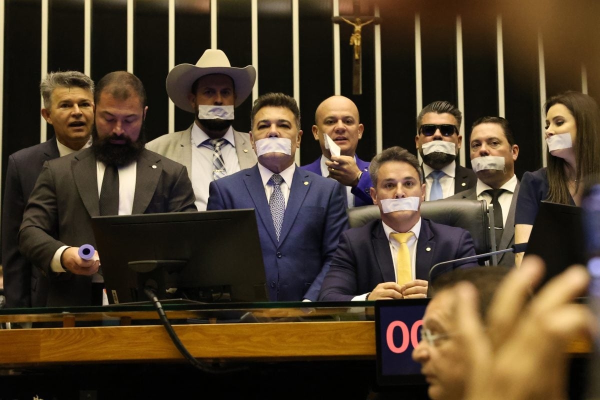 Parteien fordern Suspendierung von fünf Bolsonaro-Anhängern wegen Aufruhrs im Plenum