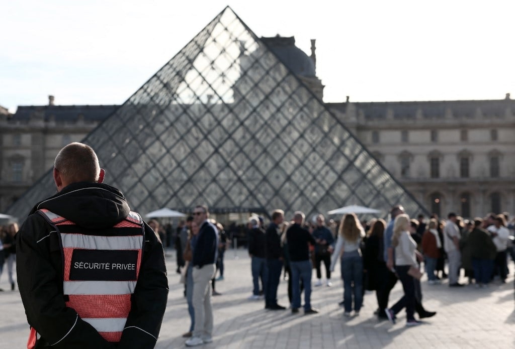 La policía francesa anuncia cinco nuevas detenciones por robo en el Louvre.