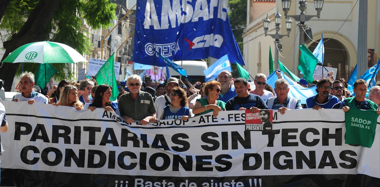 Négociations salariales dans l'État : aucune augmentation n'a été proposée, et les syndicats préviennent que sur les 47 000 licenciements dans l'État, 10 000 sont dus aux bas salaires.