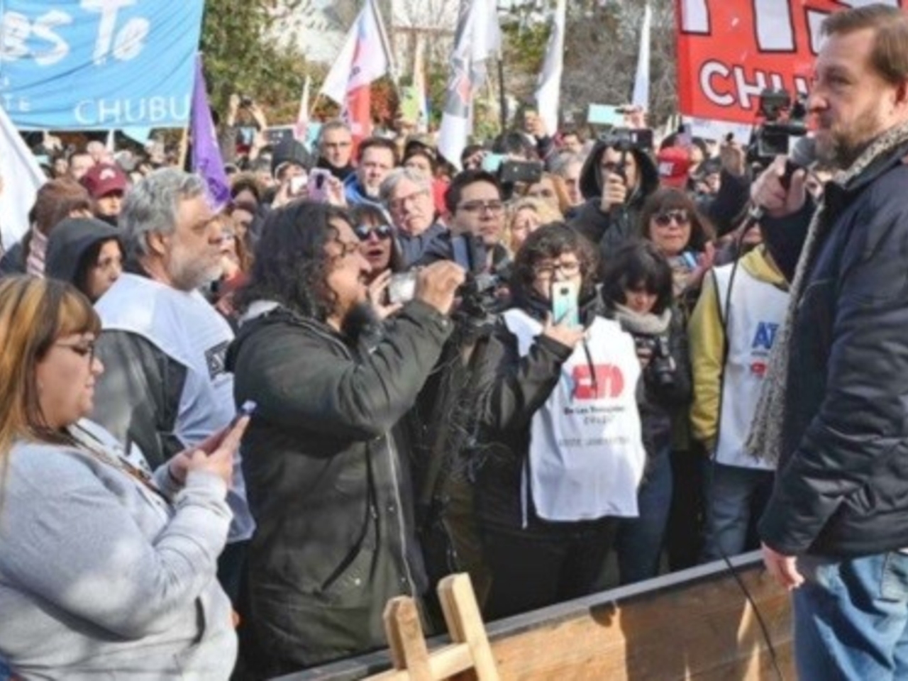 Het Hof heeft de gevangenisstraf van 3 jaar van de leider van de lerarenvakbond in Chubut bekrachtigd. Hij werd veroordeeld voor het in brand steken van het parlement.