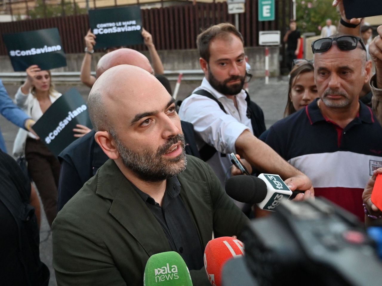 Roberto Saviano erwirkt ein Schlüsselurteil gegen die Camorra: „Es ist das wichtigste Urteil meines Lebens.“