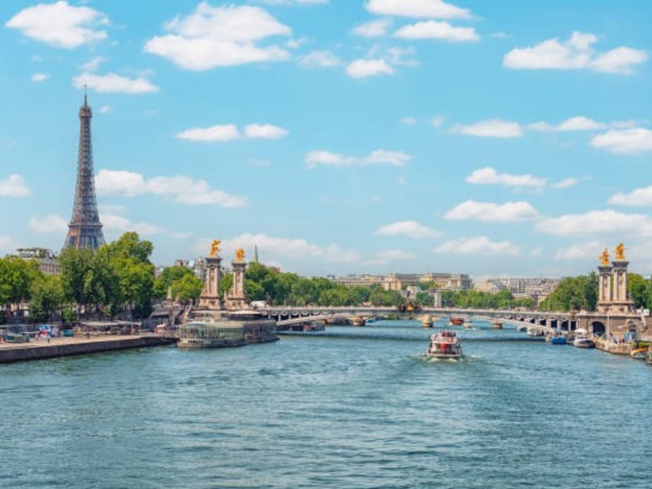 In Parijs bestrijden 110 kilometer aan ondergrondse leidingen de hitte in het Louvre en andere monumenten.