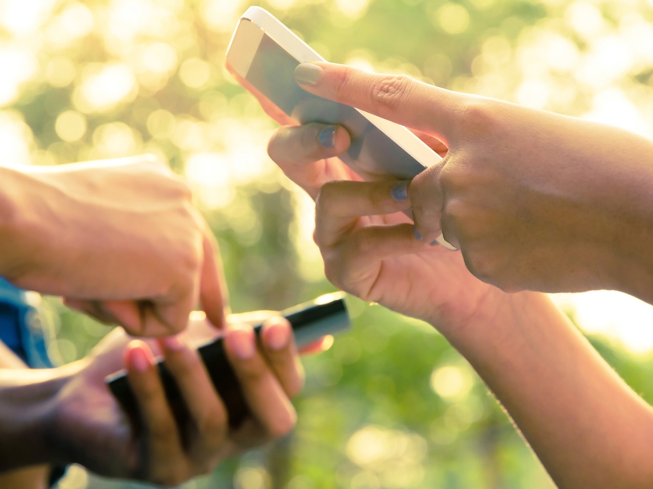 Quelles fonctionnalités un téléphone portable de milieu de gamme devrait-il avoir pour fonctionner correctement au quotidien, selon un expert ?