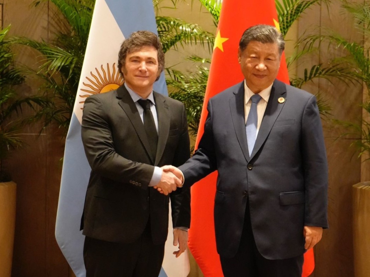Trotz ihres Versprechens reiste Milei nicht nach China, distanzierte sich von Xi Jinping und priorisierte ihre Beziehung zu Trump.
