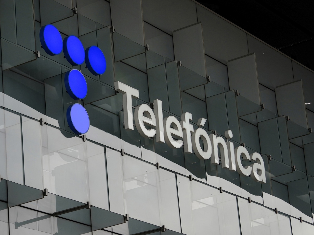 With an investment of US$ 1.245 million, Telecom bought Telefónica de Argentina