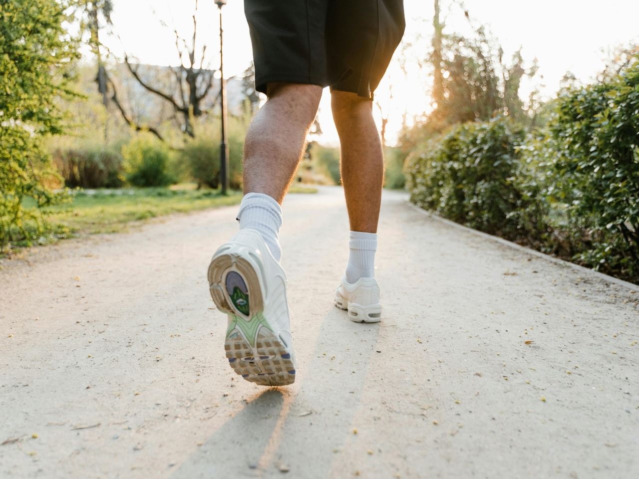 Camminare all'indietro: come questo strano esercizio può bruciare più calorie e migliorare l'equilibrio