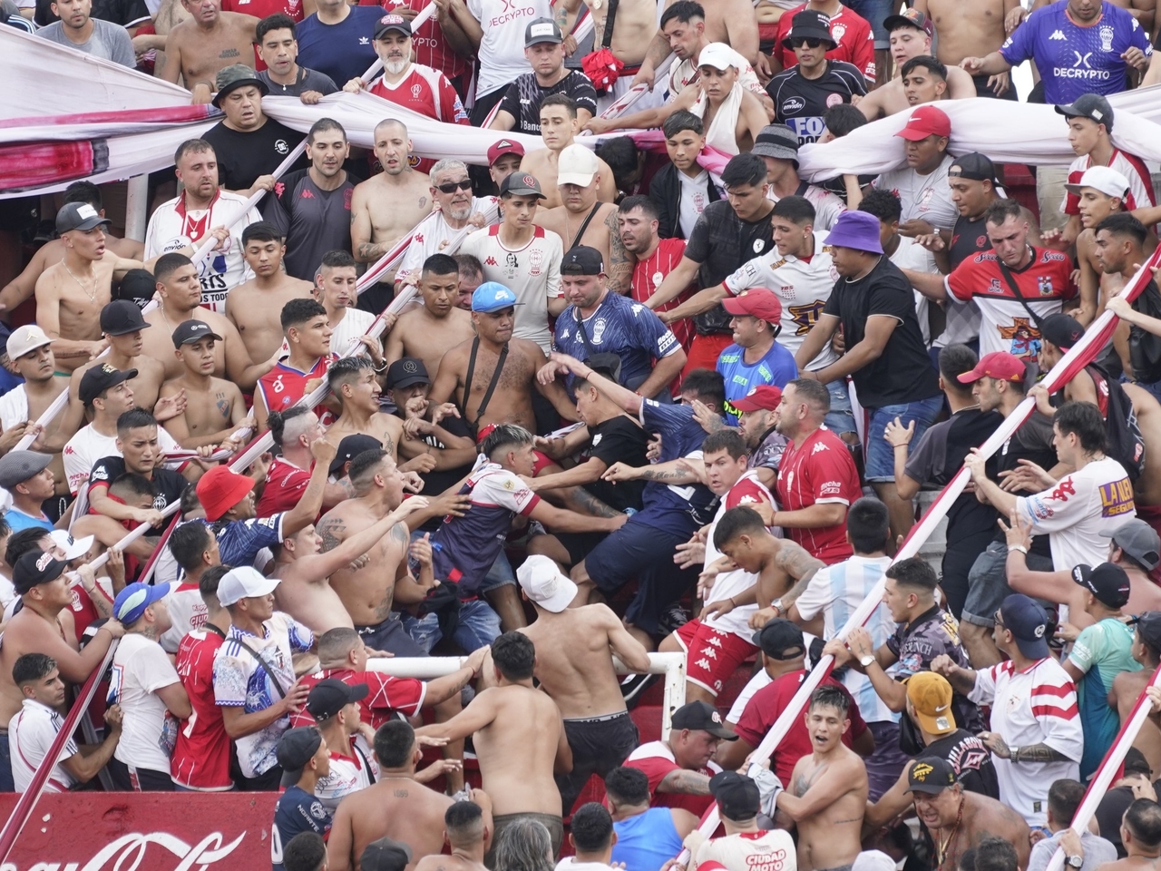 La durísima sanción para 29 hinchas de Huracán por una brutal pelea en la popular durante el clásico contra San Lorenzo