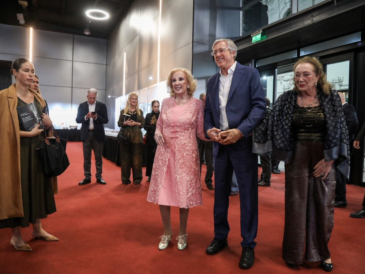 Mirtha Legrand'ın da izleyiciler arasında olduğu etkinlikte, iş adamı Alejandro G. Roemmers yeni romanını tanıttı