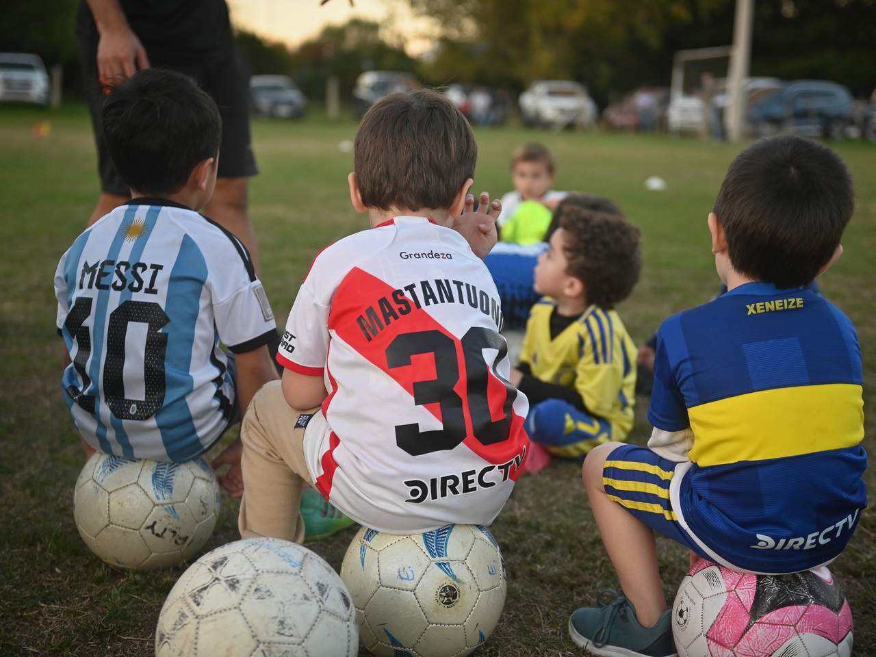 Viaje a la cuna de Franco Mastantuono: cómo la pelota le ganó a la raqueta, el abanderado revoltoso y el chofer que llevaba a "la mina de oro"