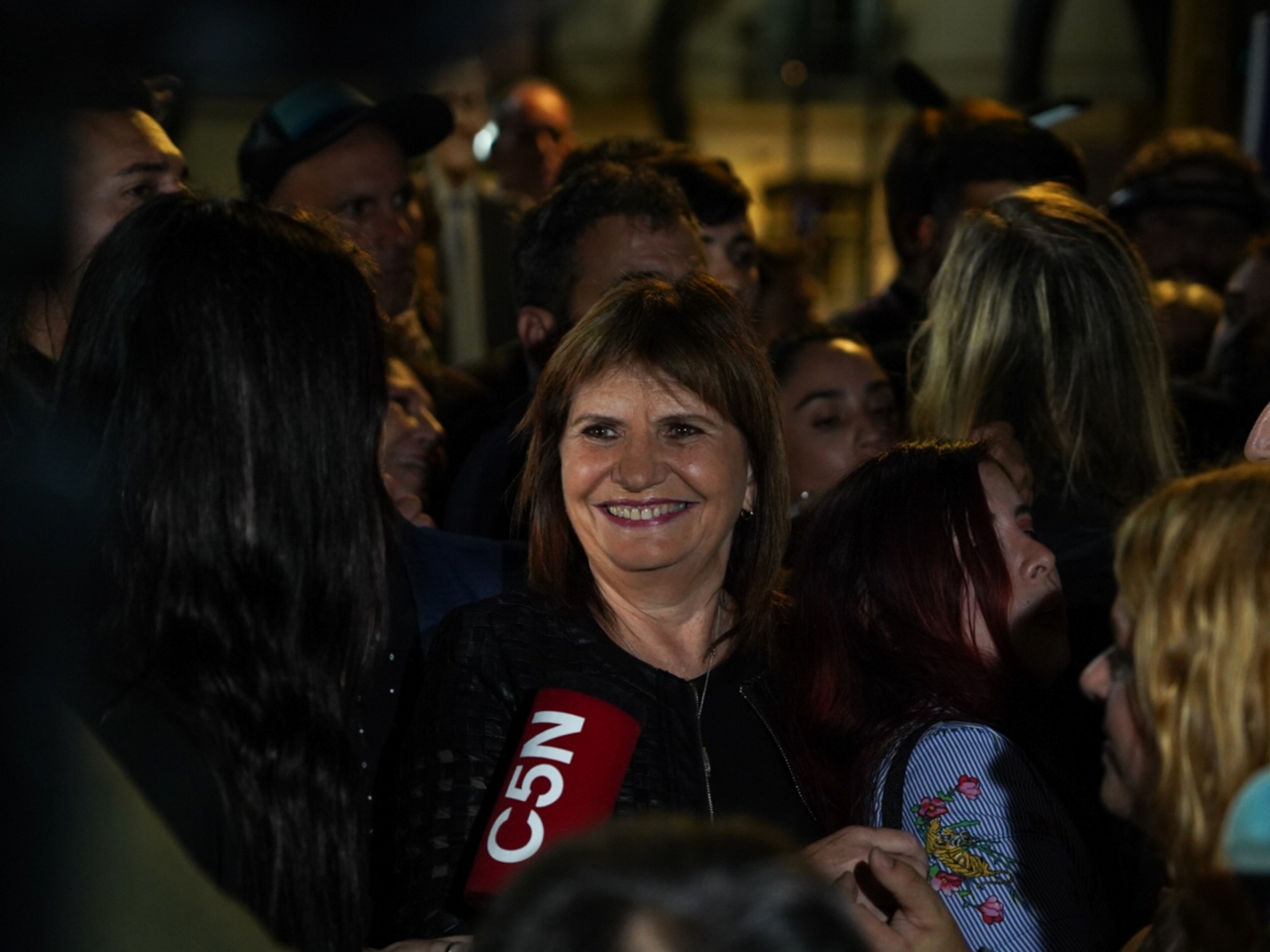 Patricia Bullrich, Mauricio Macri'ye "değişimi elinden gelen her şeyle desteklemesi" çağrısında bulunmuş, eski başkan da "O, iktidar arzusunu ön planda tuttu" diye yanıt vermişti.