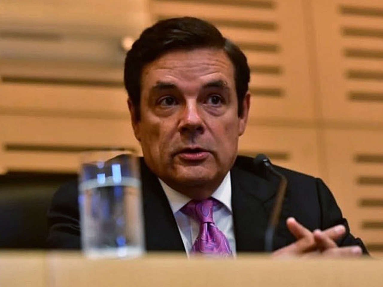 Carlos Rovira, der Chef von Misiones, verhandelte mit der Rosada und befahl seinen beiden Senatoren, gegen Clean Record zu stimmen.
