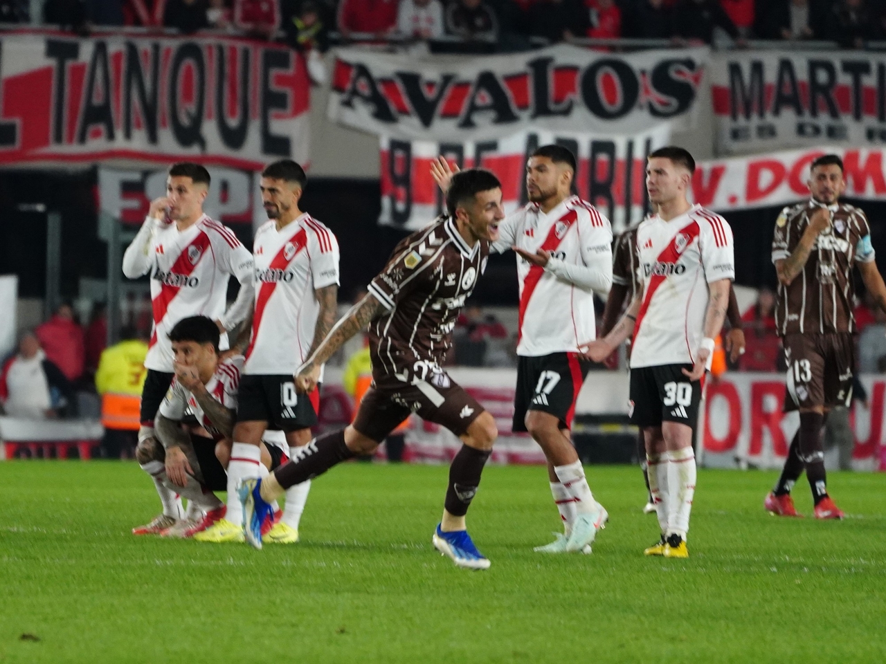 These are the semifinals of the Professional League's Apertura Tournament: dates and times for Independiente vs. Huracán and San Lorenzo vs. Platense.