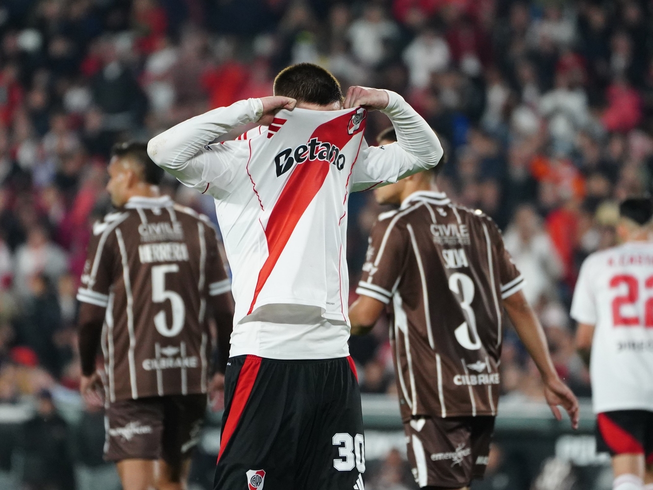Platense had het bij Monumental voor het zeggen: ze schakelden River uit na strafschoppen, ondanks de grove fout van de scheidsrechter, en spelen nu tegen San Lorenzo.