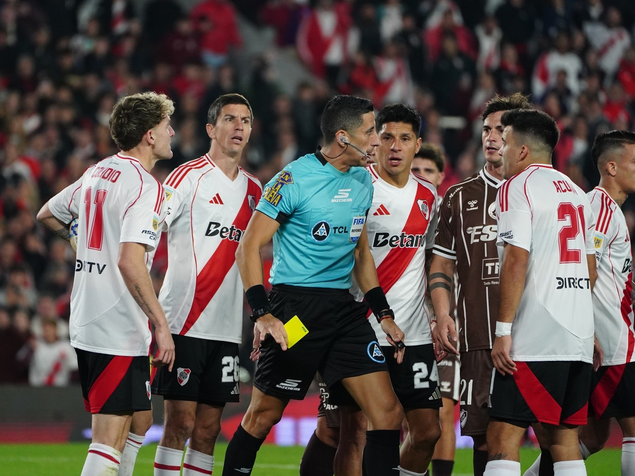 Les erreurs flagrantes de l'arbitre Yael Falcón Pérez : des cartons rouges manqués à la touche avant le penalty pour le match nul de River contre Platense