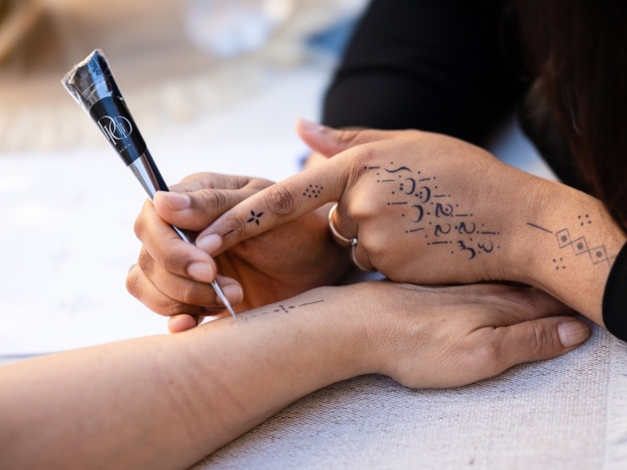 De la piel al museo: Marsella se rinde ante el arte del tatuaje y su poder identitario