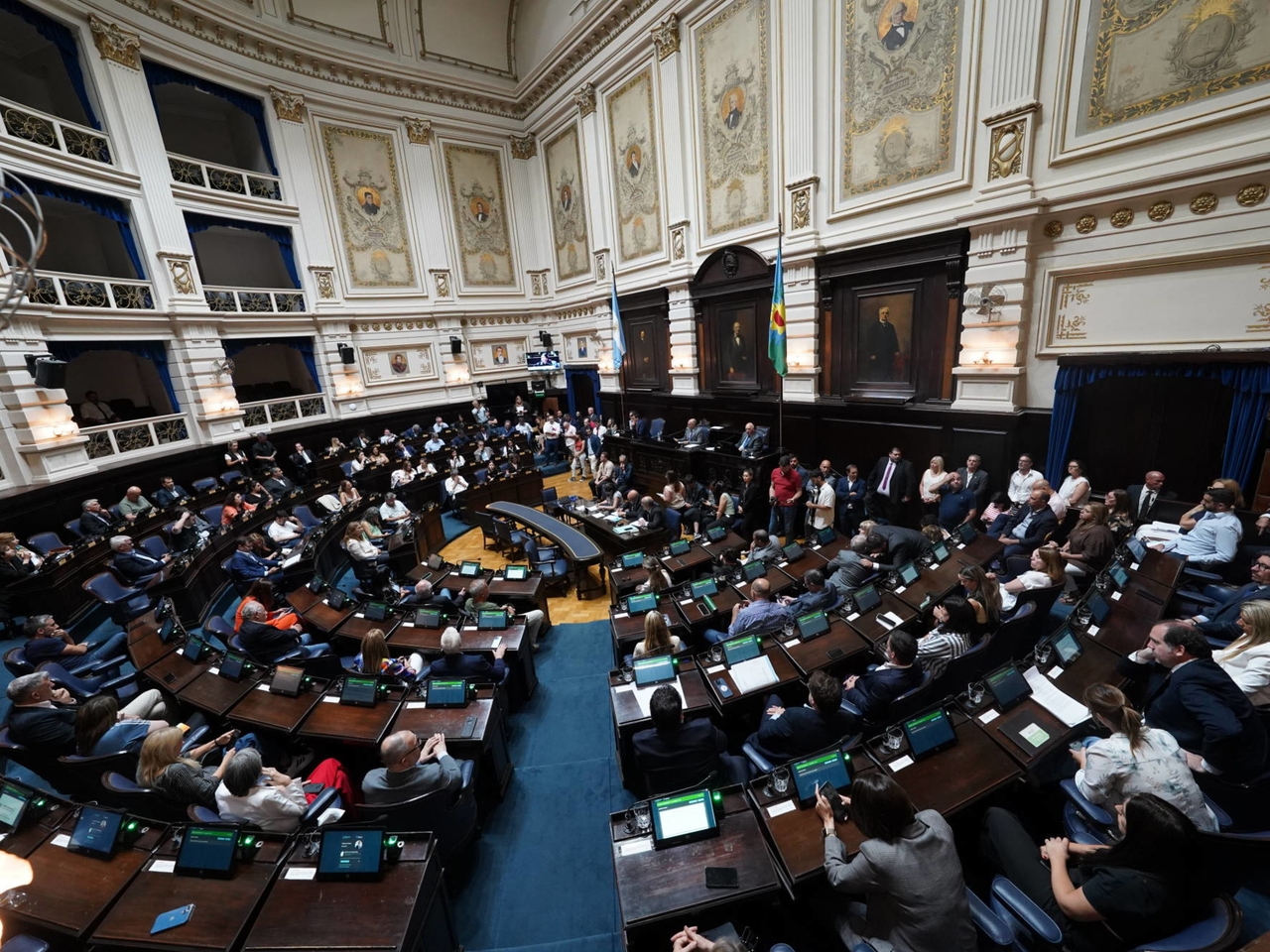 La session extraordinaire qui devait se tenir jeudi pour aborder les réélections indéfinies des maires de Buenos Aires a été annulée.