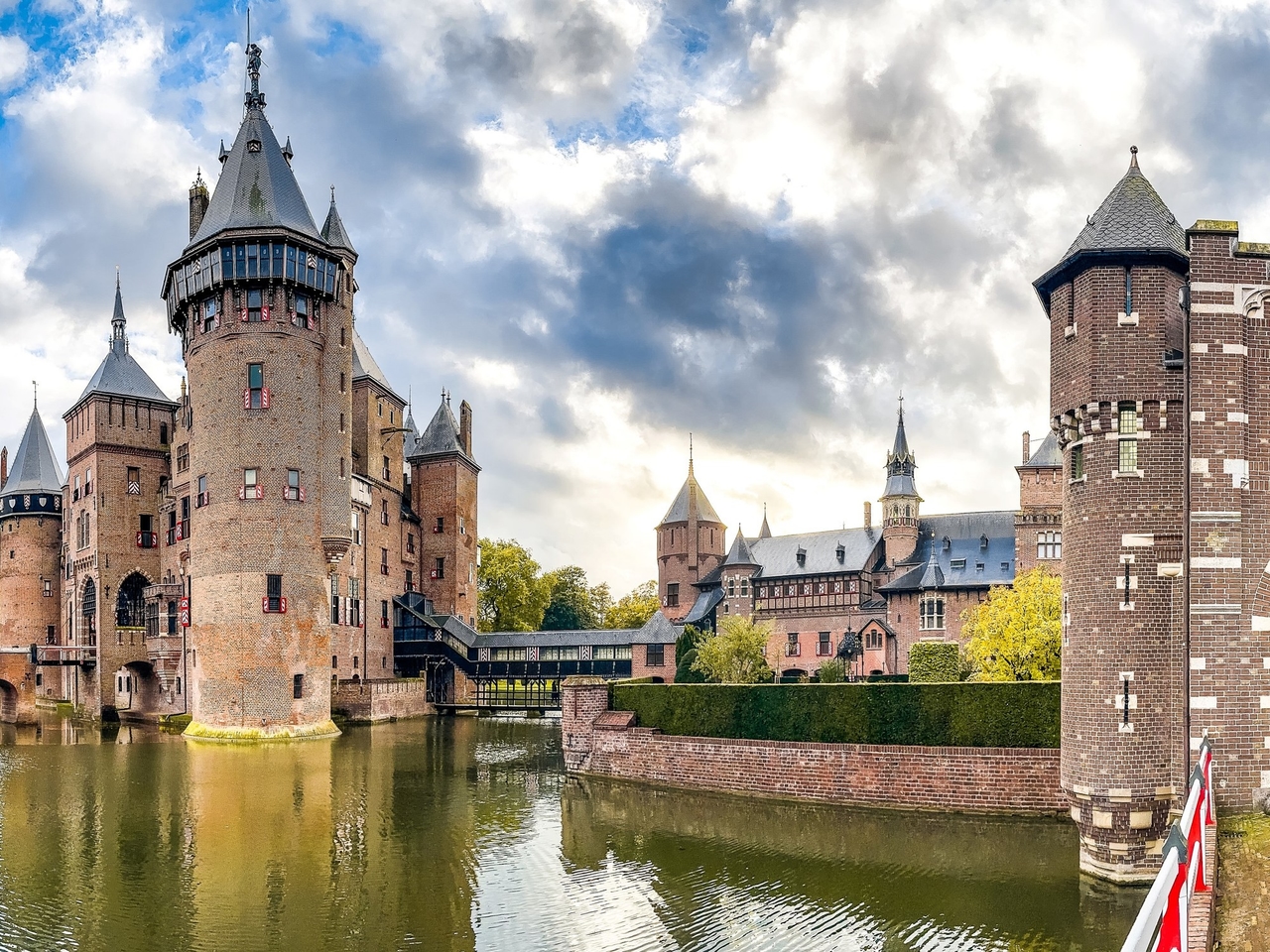 Het kasteel met 200 kamers, dat het decor was voor series en films en het eerste met elektriciteit