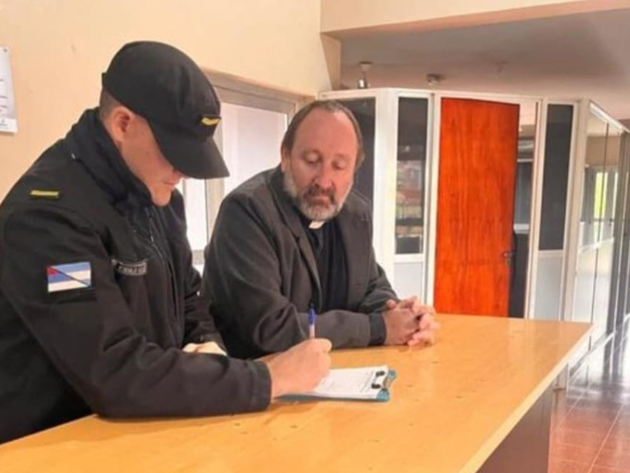 A polícia de Misiones ordenou que dois capelães trabalhassem em delegacias de polícia depois que eles criticaram o governo provincial em suas homilias.