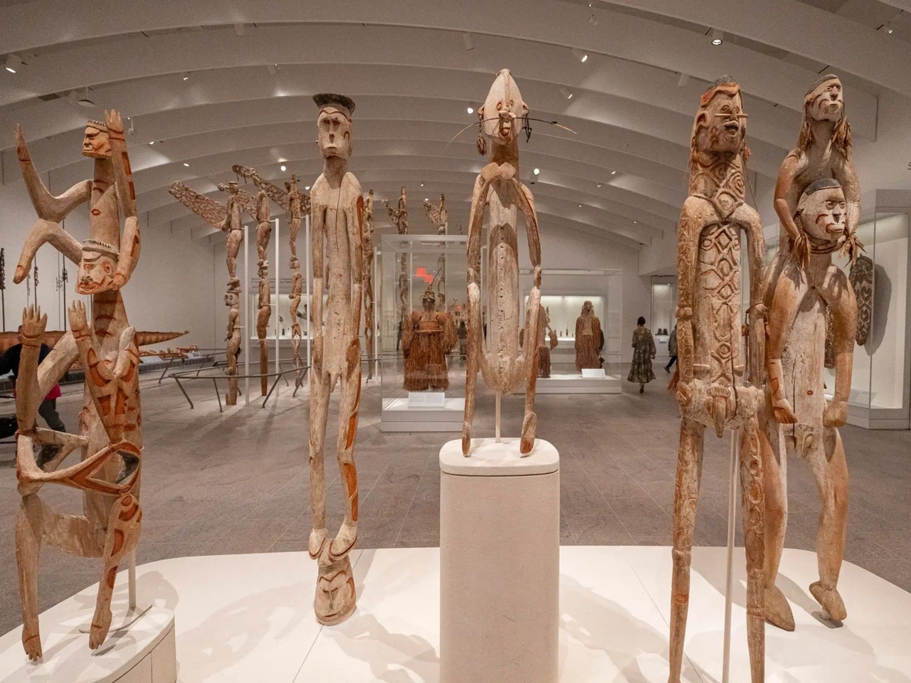 Le Met de New York expose 1 800 œuvres d'Afrique, des Amériques et d'Océanie dans une aile rénovée.