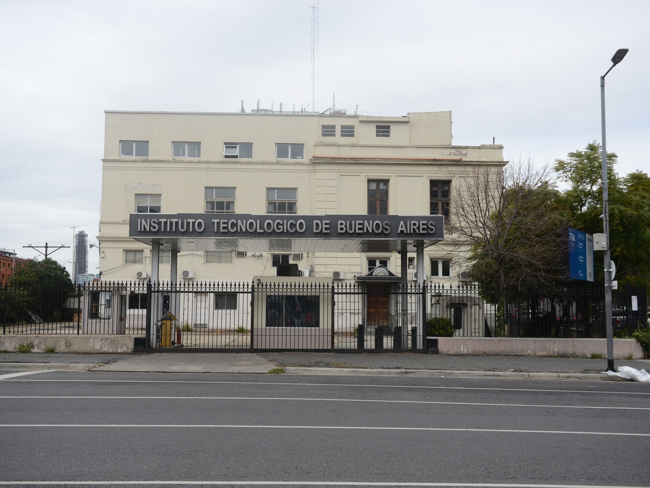 Die Eigentümerfamilie von Pampa Energía hat eines der begehrtesten Gebäude in Puerto Madero gekauft.