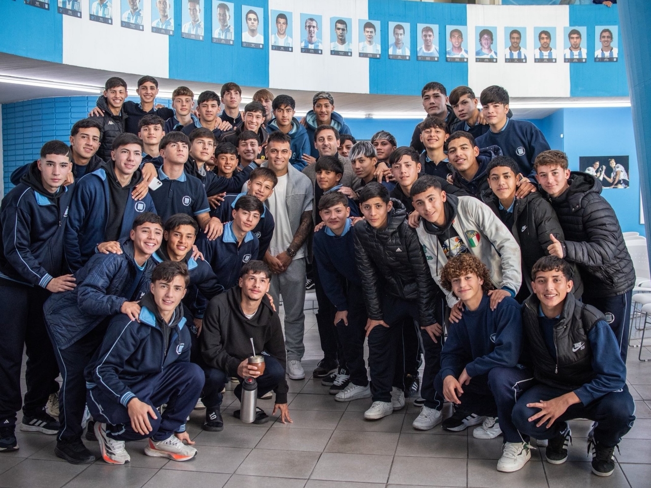 Lautaro Martínez w Buenos Aires: był na stadionie Tita, należącym do Racing, a wieczorem na Bombonerita, aby oglądać grę swojego brata w Narodowej Lidze Koszykówki.