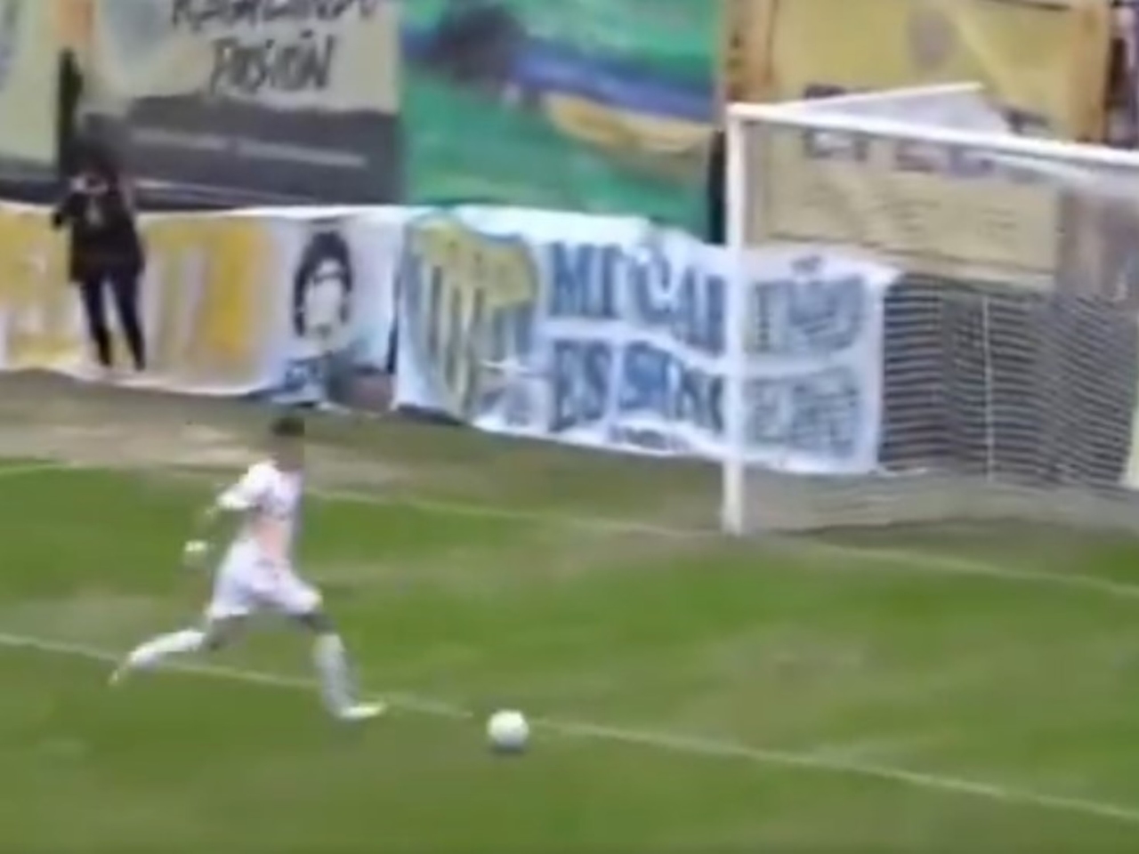 Battle royale at Dock Sud vs. Sacachispas: Mauro Schönfeld scored a goal without a goalkeeper, "showing off" and the match ended in a fistfight.