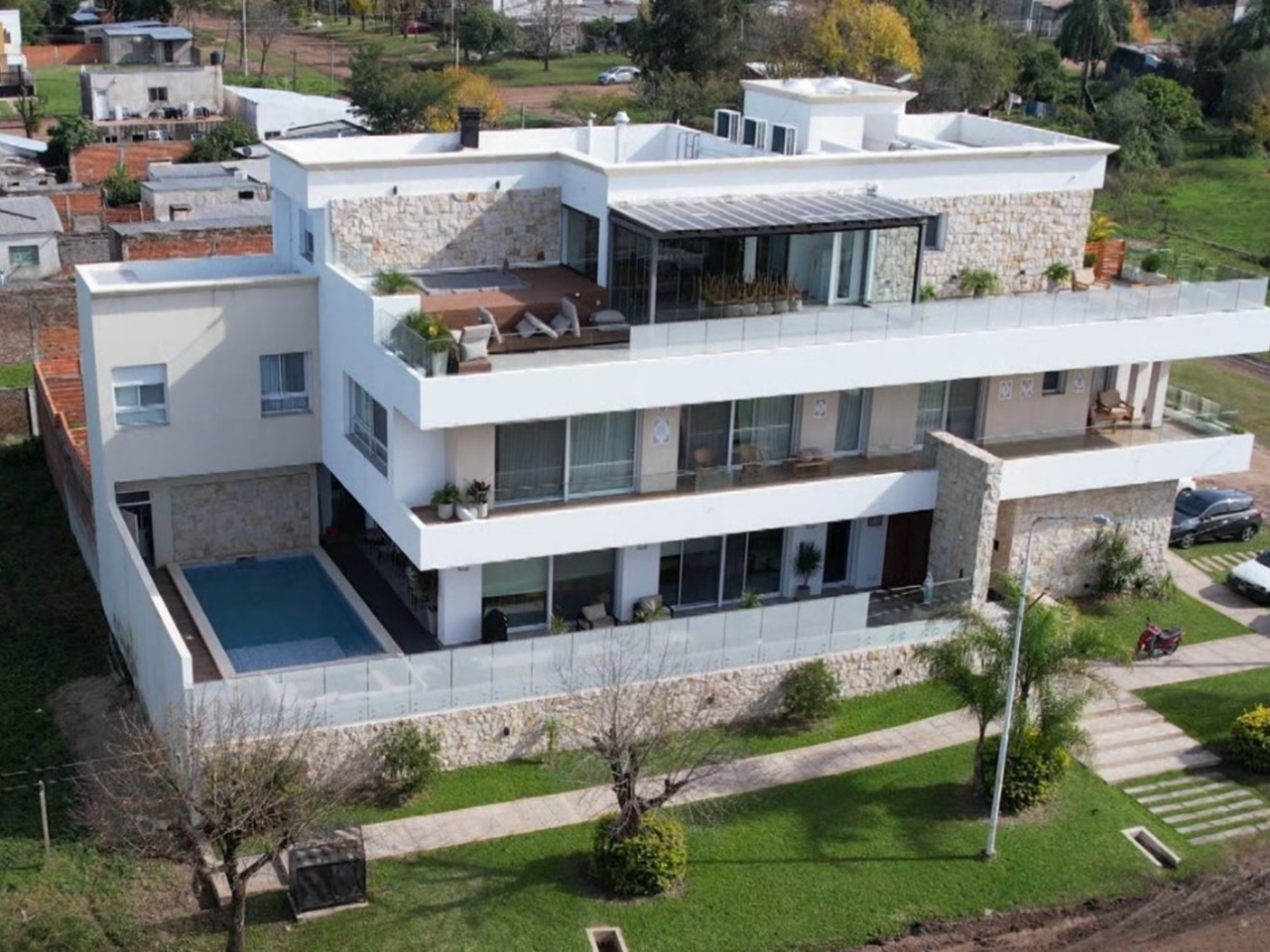They claim that former Camporista José Ottavis believes he is Jesus, committed embezzlement from construction projects in Corrientes, and lives in his wife's mansion.