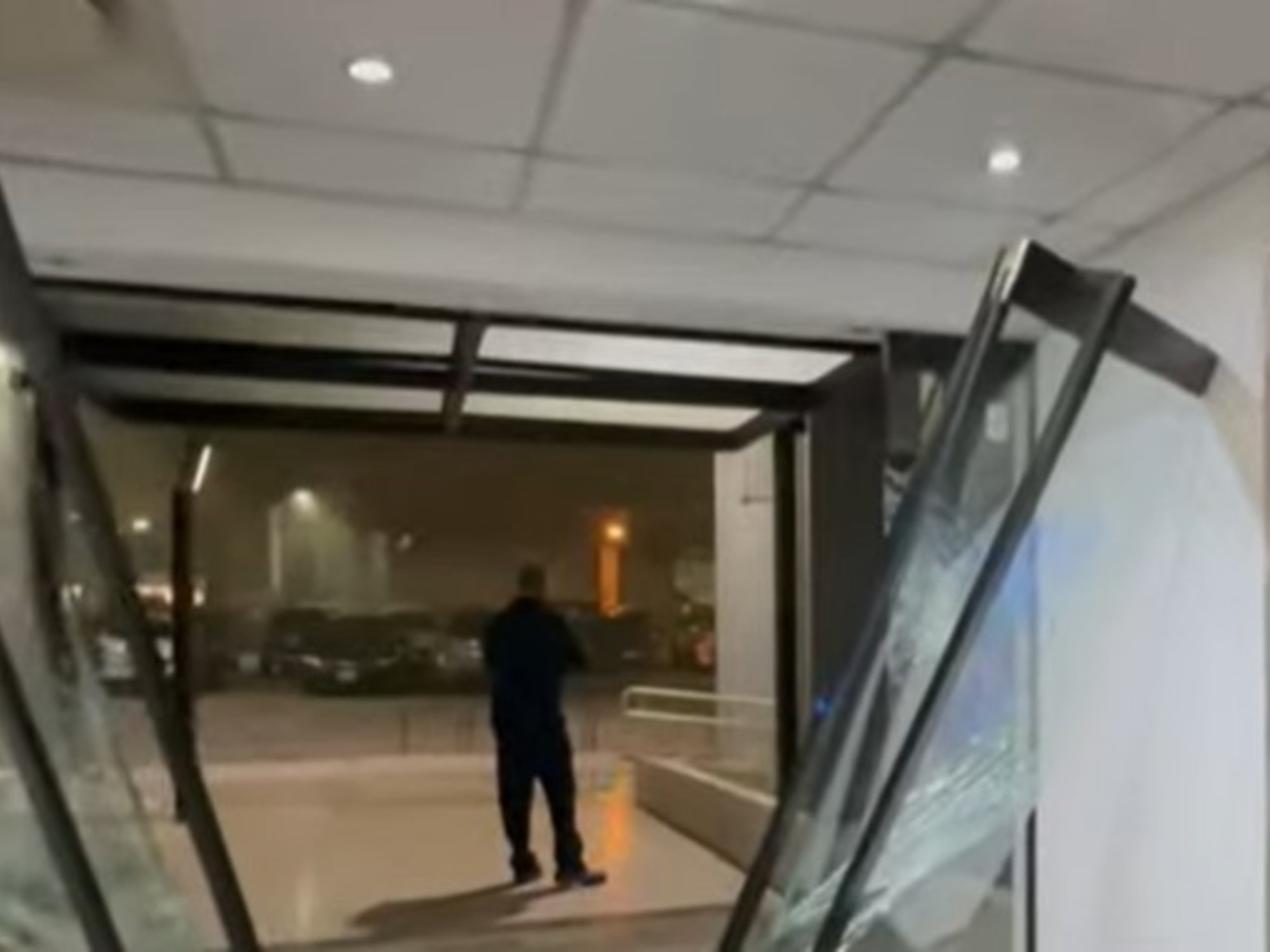 La Cámpora militants entered the TN channel and destroyed everything from the reception to the awards display case.