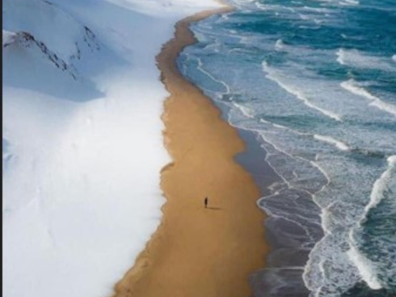 Ice Beach: het ongelooflijke strand waar zee, zand en sneeuw elkaar ontmoeten