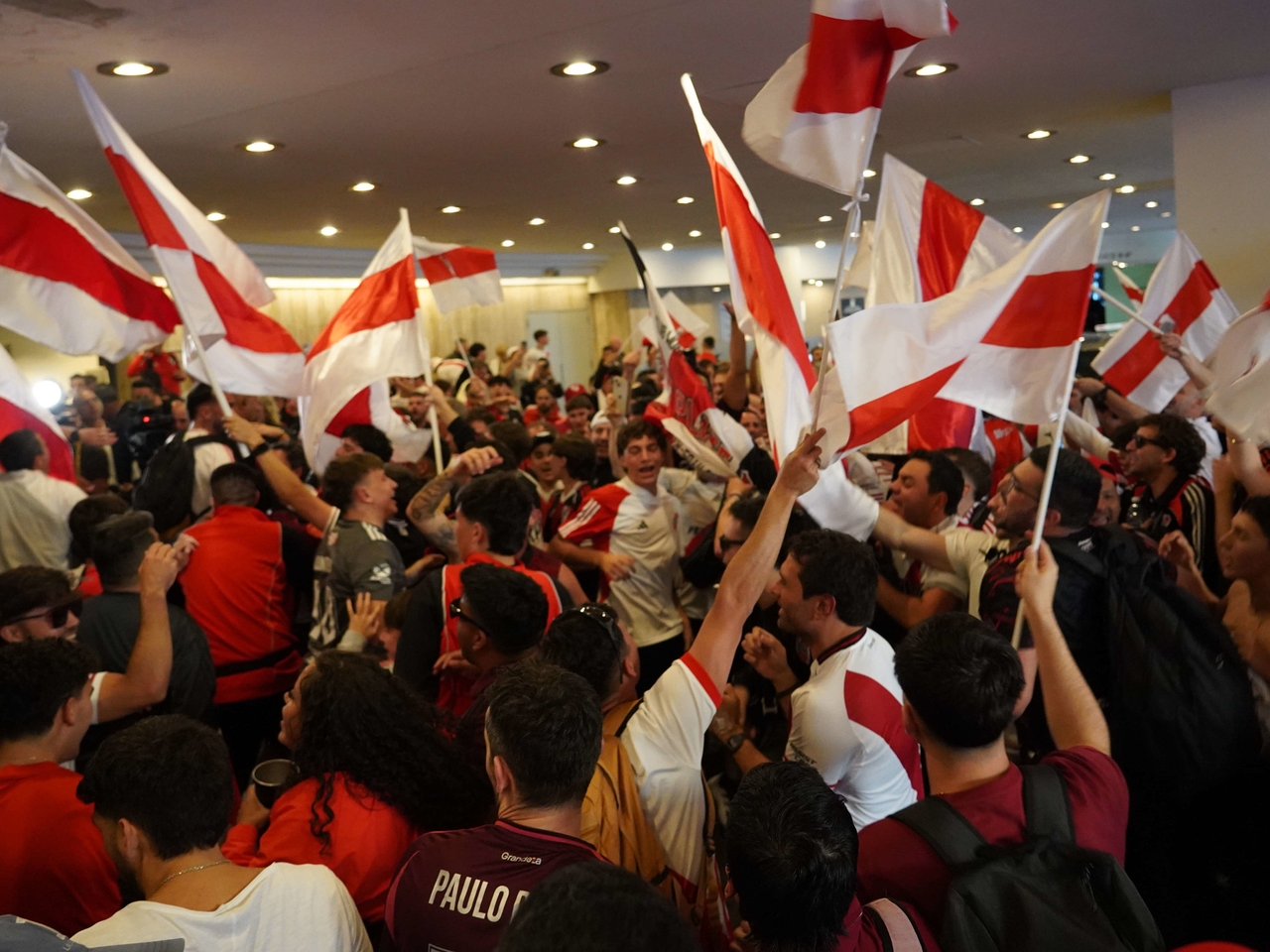 Des milliers de supporters de River Plate ont organisé une manifestation bruyante et colorée en agitant des drapeaux, et Seattle est brièvement devenu Núñez.