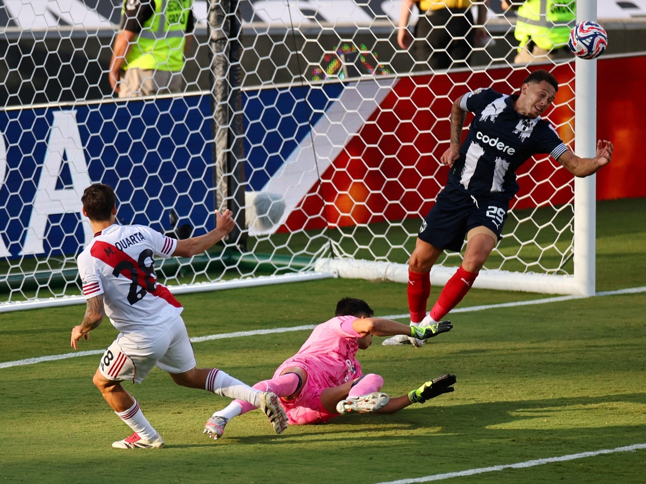 Het ongelooflijke doelpunt dat Martínez Quarta voor River miste aan het einde van de eerste helft tegen Monterrey