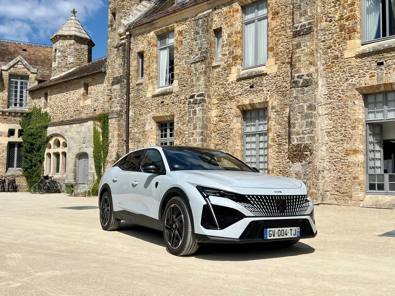 Peugeot 408 review: hoe de middenklasse terugkeert met een nieuw prestatieniveau en ChatGPT als co-piloot.