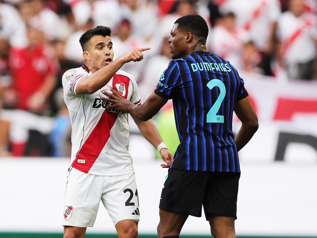 River Plate versus Inter Milaan's beschamende club-WK-finale: Acuña nodigde Dumfries uit voor een gevecht.