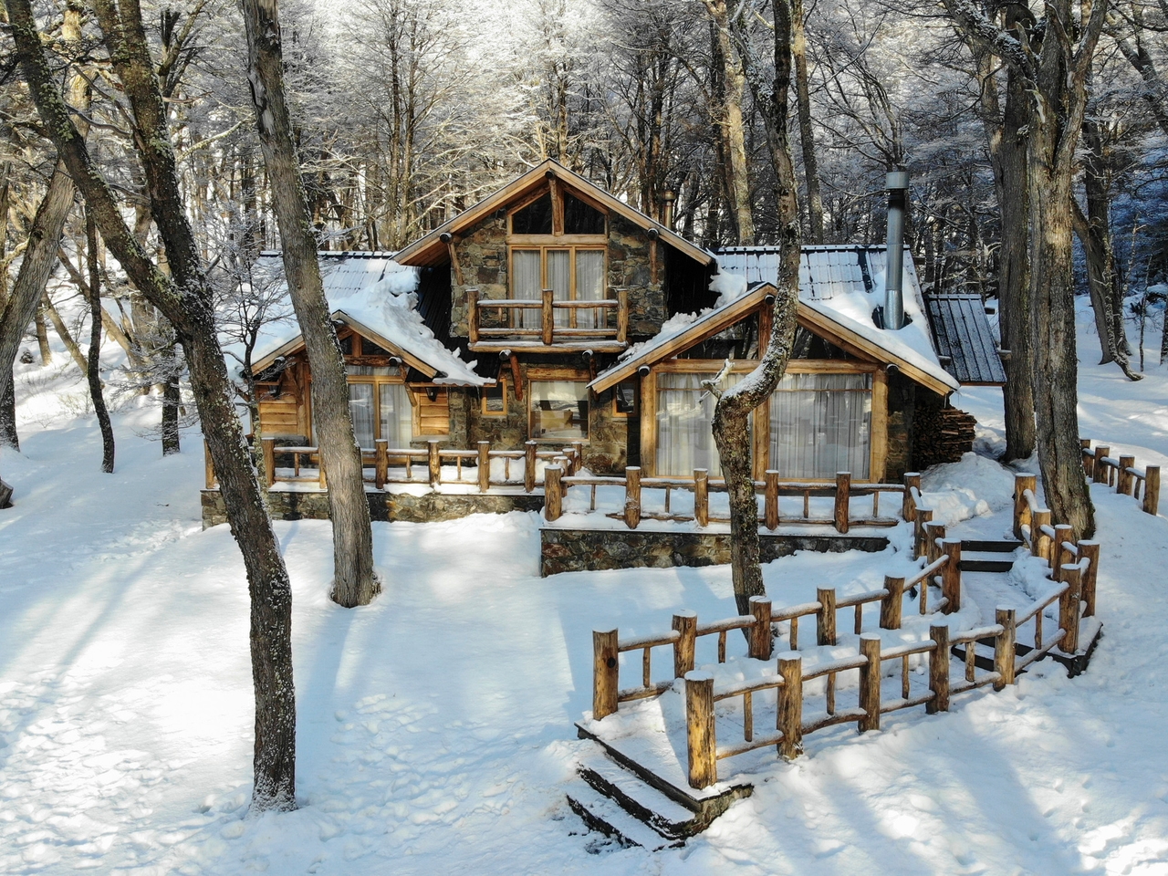 Exklusivität, Komfort und die Möglichkeit, direkt von der Hütte aus Ski zu fahren: Das ist die Cerro Castor Lodge.