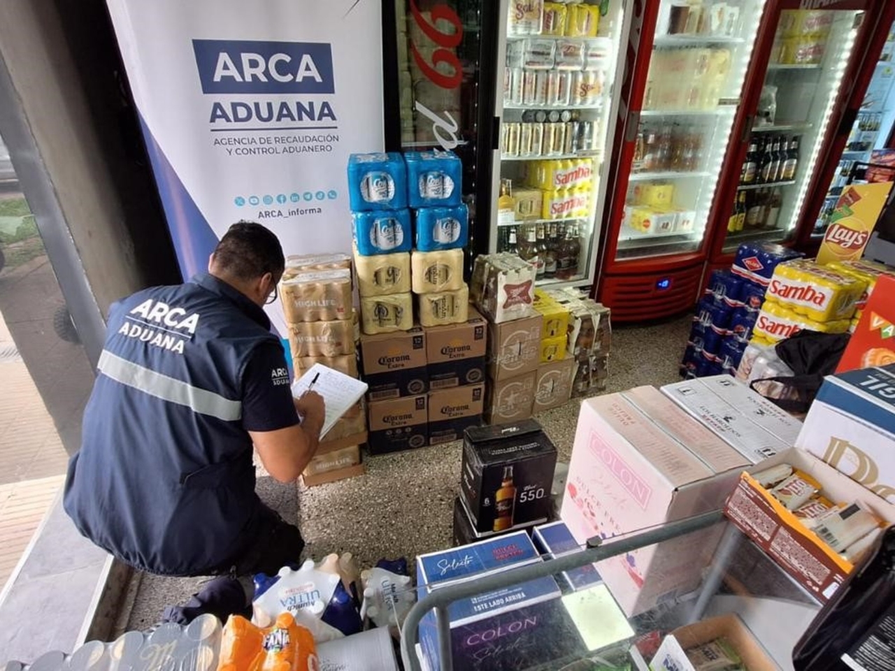 Cellulari, birra e perfino uova: il contrabbando cresce con la stabilità del dollaro e la deregolamentazione delle importazioni.
