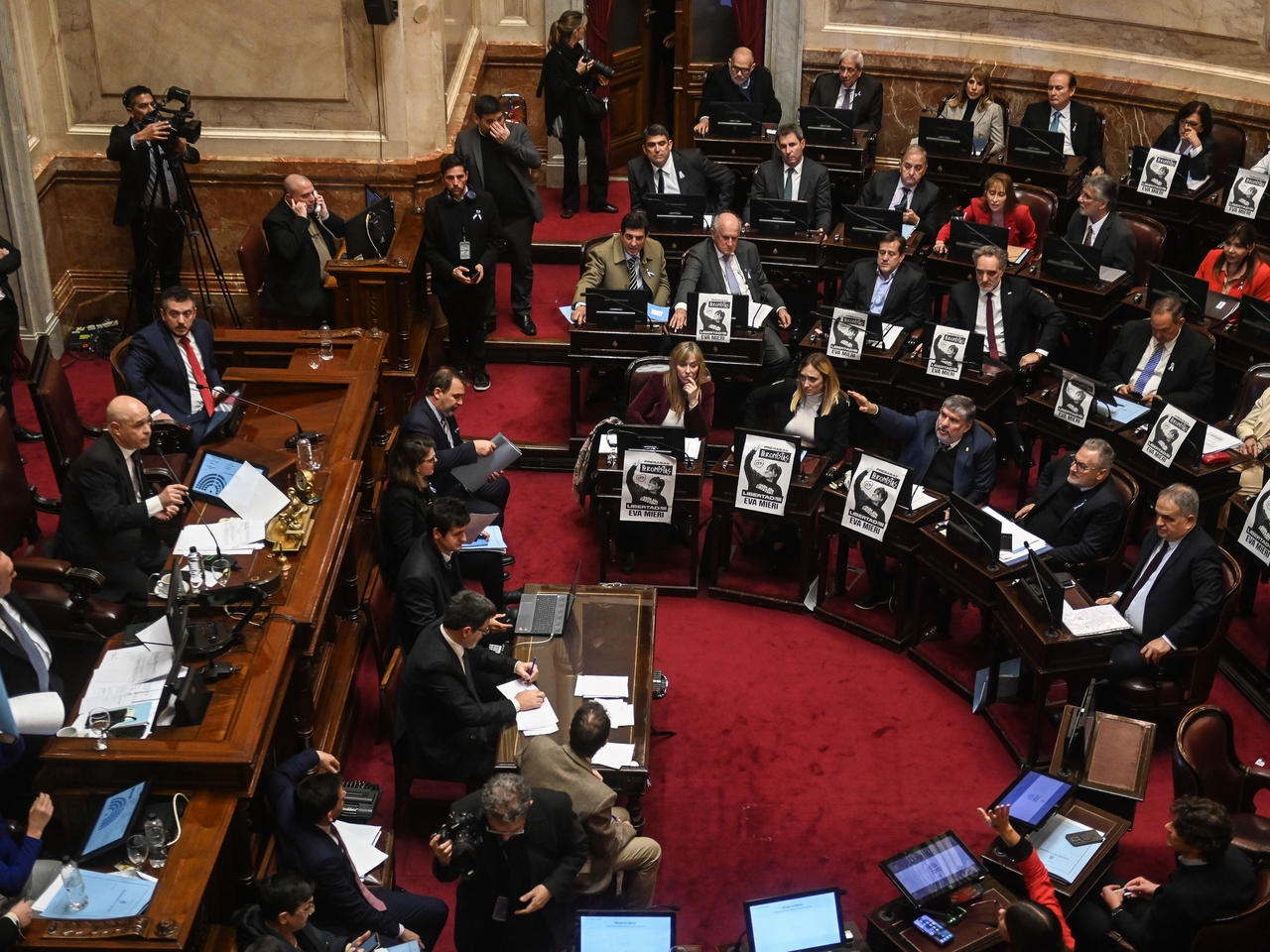 Gubernatorzy zrobili wszystko, co mogli, w Senacie i zmusili rząd do negocjacji w celu ochrony nadwyżki.