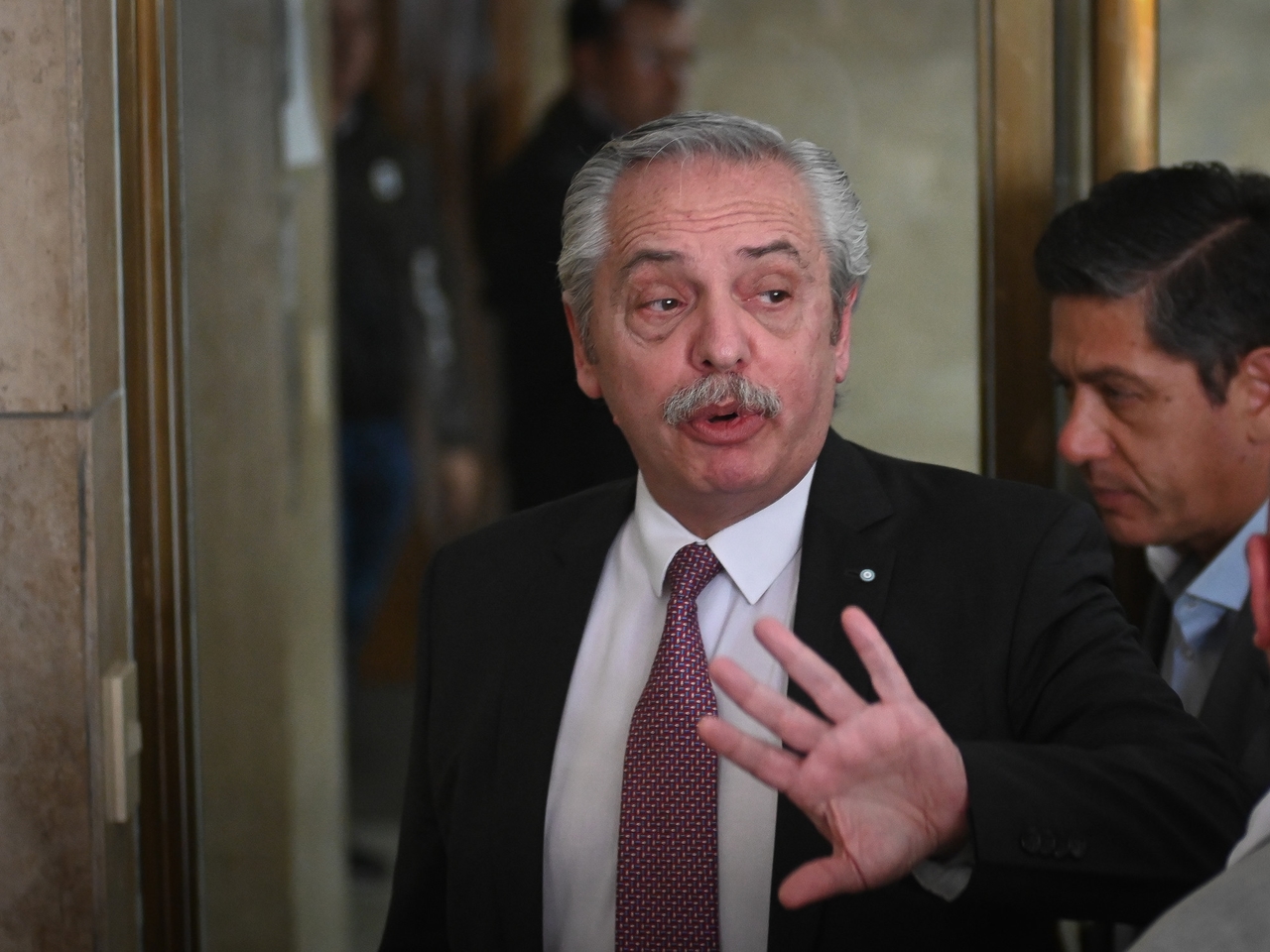 Po postawieniu mu zarzutów Alberto Fernández oskarżył sądy o prześladowanie go „za bycie peronistą” i „wymuszanie interpretacji dowodów”.