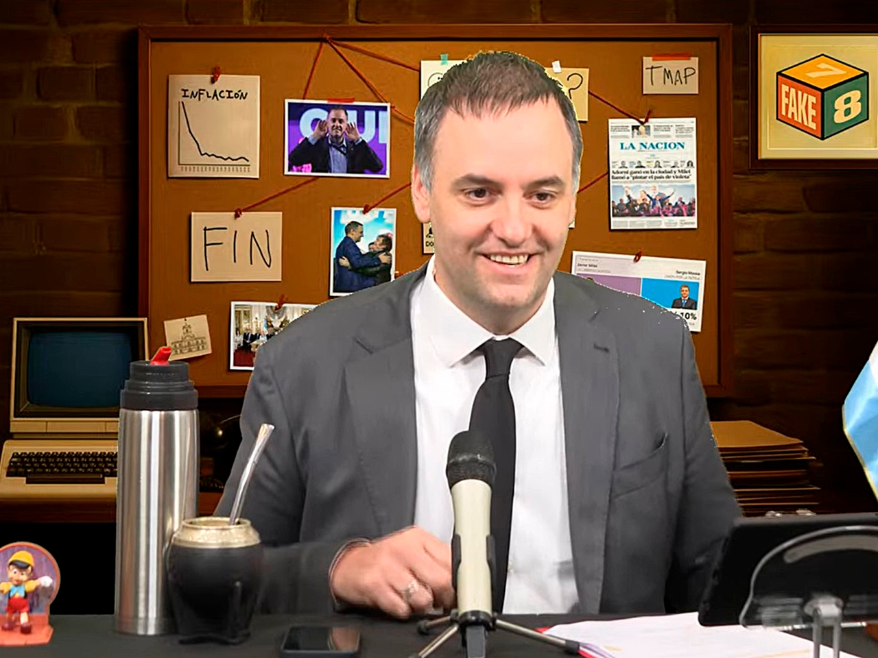 Powraca program „Fake-7-8”, w którym Adorni sprzeciwia się dziennikarzom i mediom.
