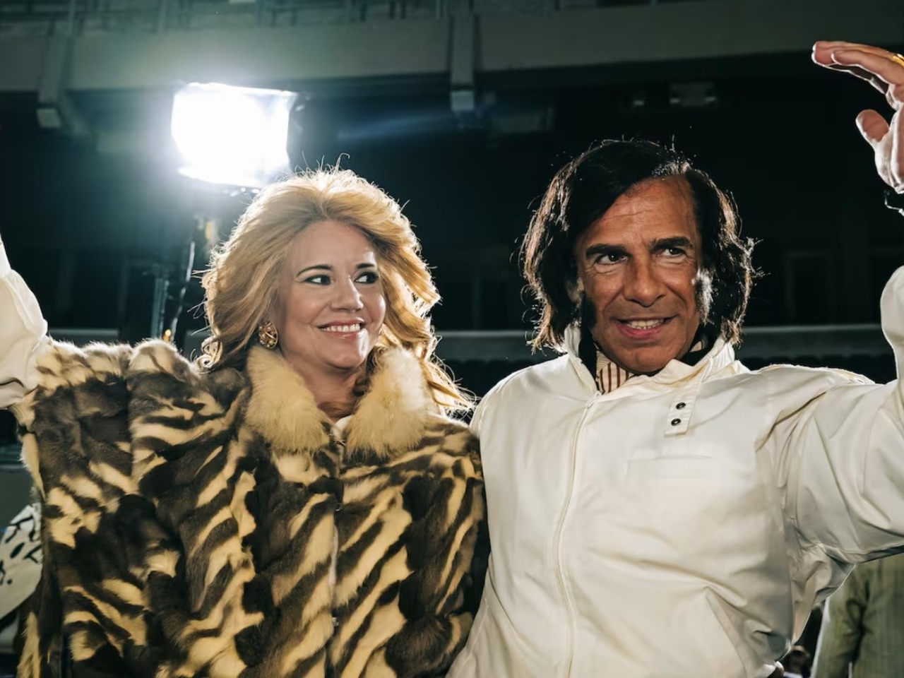 „Menem“ und die Mode der 90er: Pelze, Ponchos und glänzende Sportbekleidung
