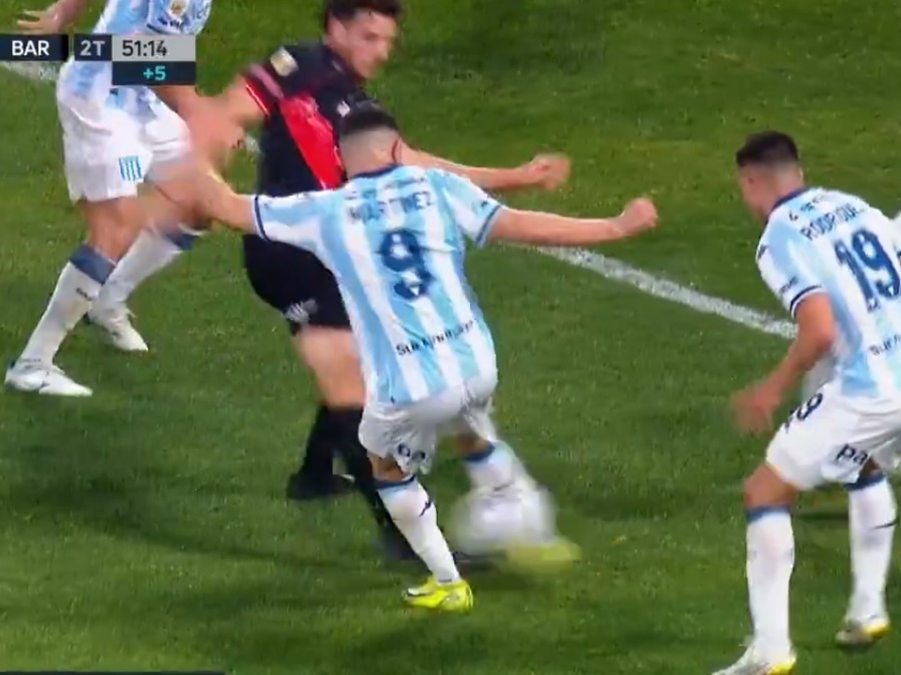 Der umstrittene Wechsel bei Racing vs. Barracas Central: Lamolinas Erklärung gegenüber Arias zur Rechtfertigung seiner Entscheidung