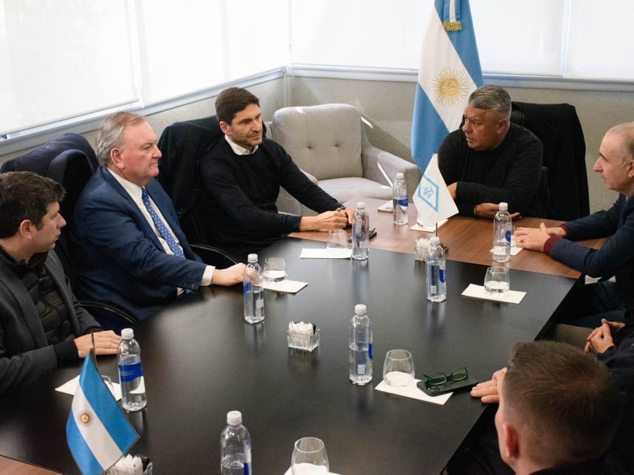 Mimo silnej krytyki Milei i Kicillofa, Somos Buenos Aires stara się ugruntować swoją pozycję jako opcja w prowincji