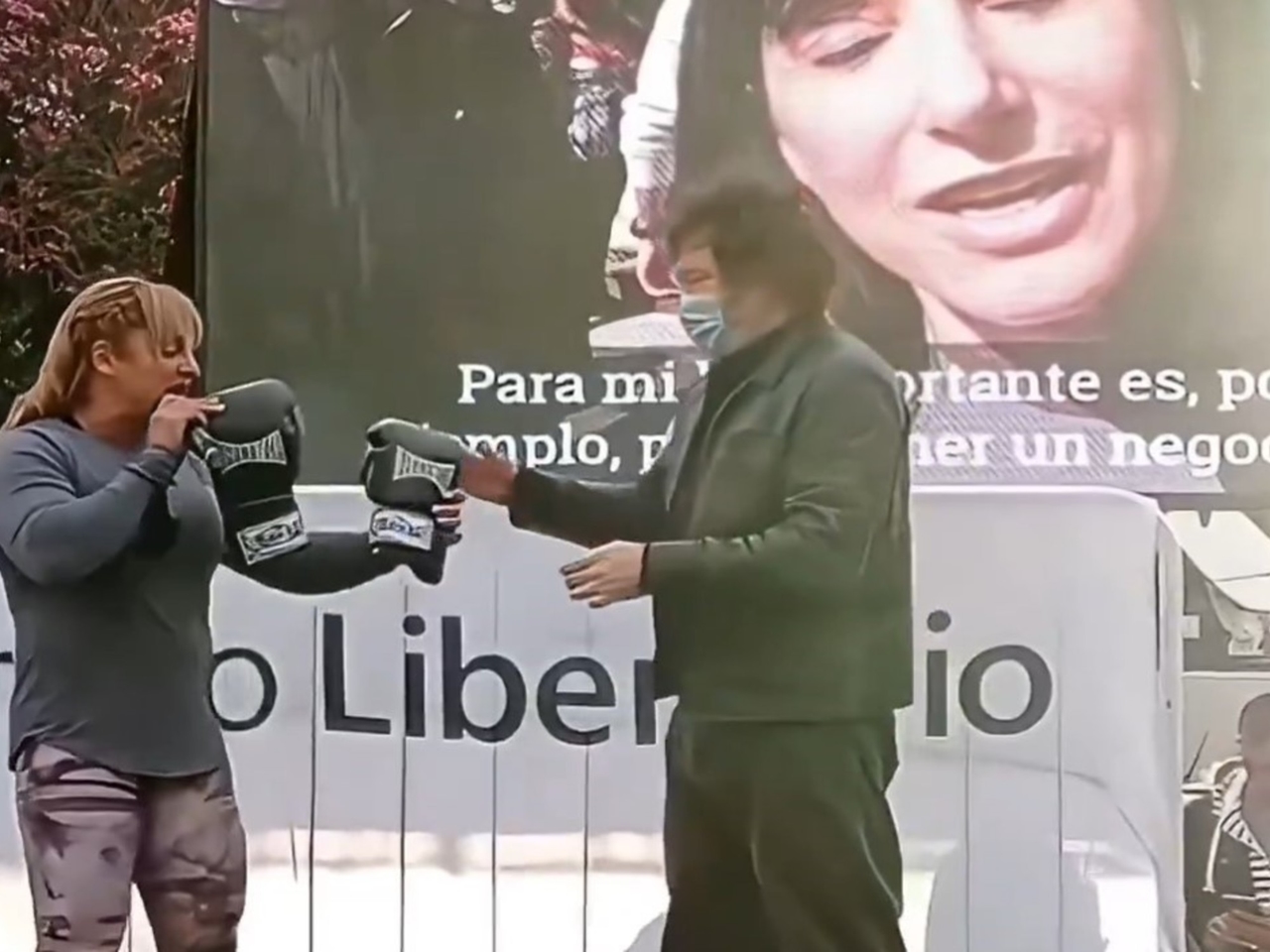 Alejandra „Locomotora” Oliveras zmarła: tego samego dnia, w którym poparła Javiera Milei, przewidziała, że zostanie prezydentem i podarowała mu parę rękawiczek.