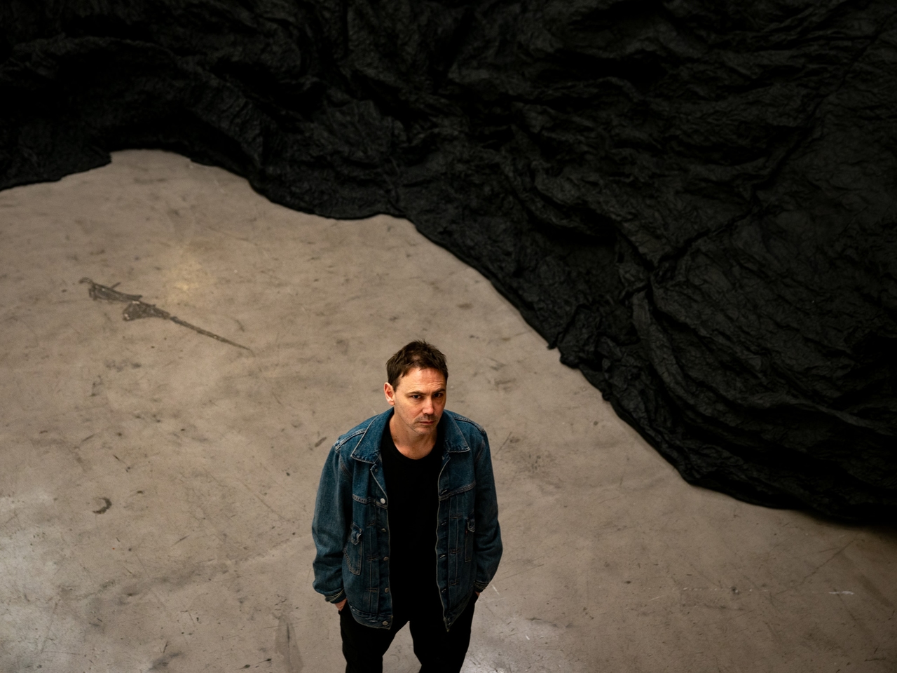 Eduardo Basualdo: Una proposta per riconnettersi con l'intimità con una grotta nel cuore di Villa Crespo