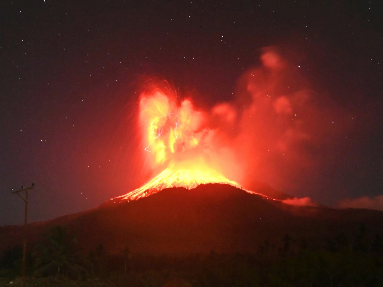 Eruzione vulcanica mozzafiato in Indonesia: lava ardente, fulmini e villaggi ricoperti di cenere