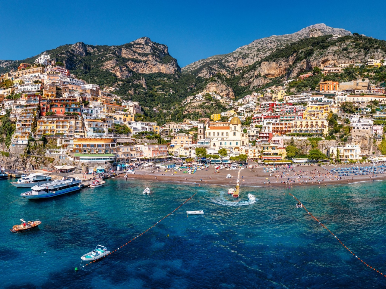 La fascinante Costa Amalfitana de Italia: pueblos colgantes, playas de mar azul, viñedos, olivos y limoneros