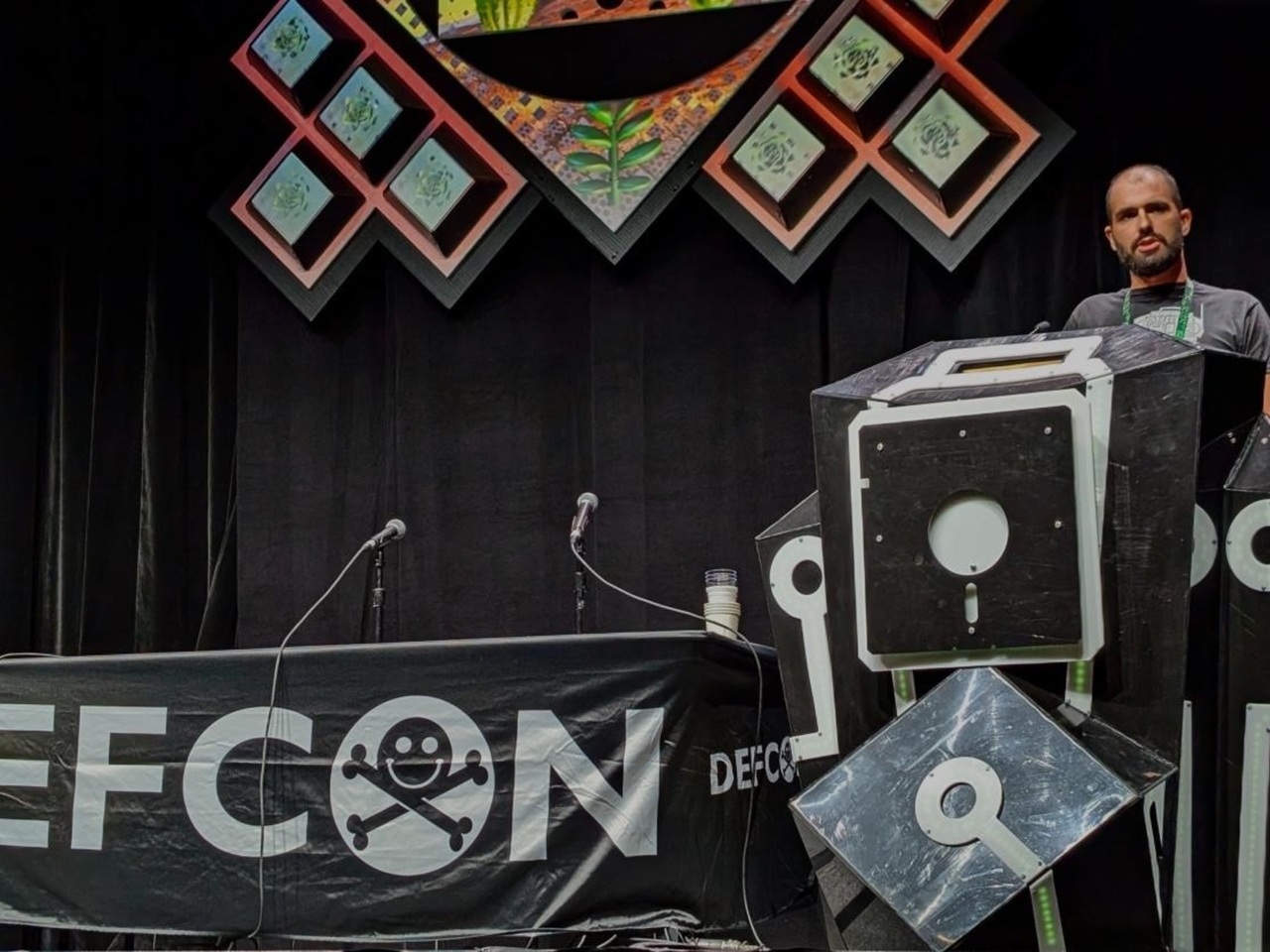 DEF CON 33: Air communications are not encrypted and AI can manipulate pilots.
