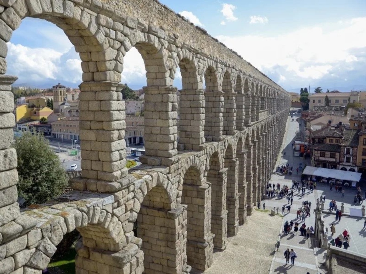 He was going to sell a stone from the Roman aqueduct of Segovia online and they discovered him.
