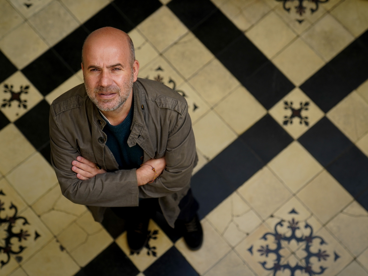 „Nieszczęście jest siłą napędową tworzenia” – mówi Javier Peña, twórca podcastu „Grandes infelices”
