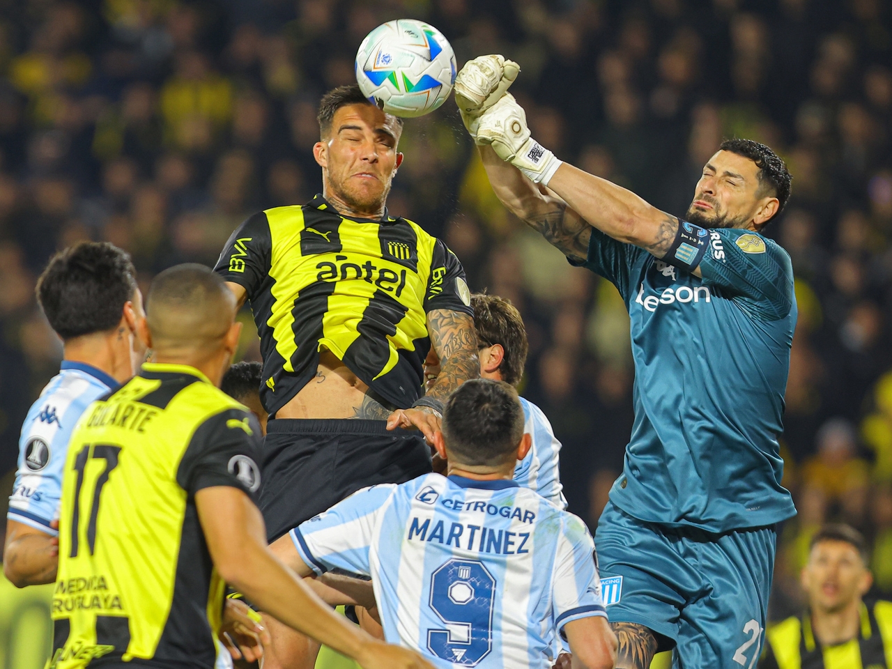 Racing - Peñarol, the rematch of the Montevideo battle: the streak Costas is looking to break and the precedent that generates excitement.
